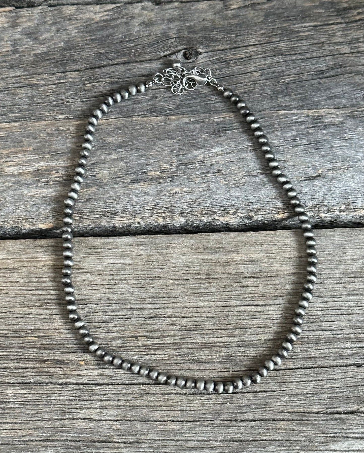 4mm Navajo Pearl Gunmetal Choker